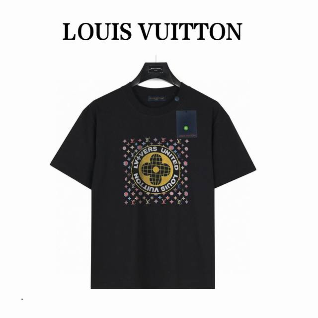 lv 经典圆形字母 短袖T恤 款号:Lv02 黑色 240克重磅小落肩100%棉T恤 Os版型 宽松有型好搭配 采用精梳紧密赛络工艺 面料更耐磨 袖口以及下摆三