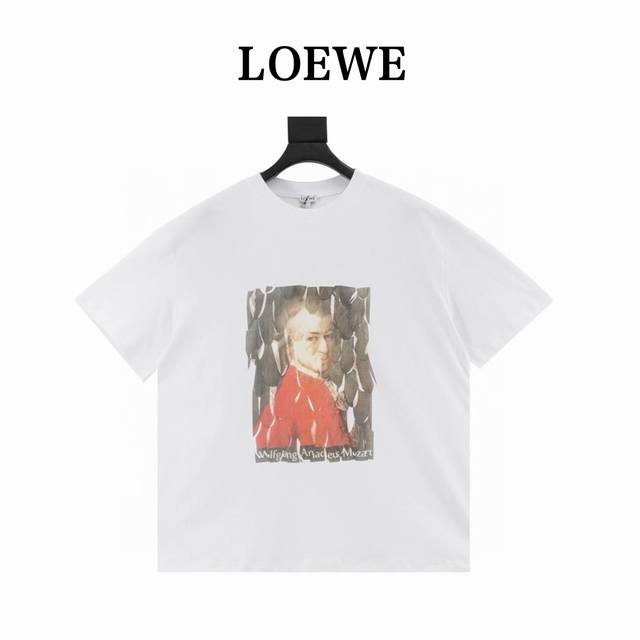 loewe 罗意威 莫扎特印花圆领短袖T恤 采用进口全棉材质 透气舒适 质感十足整件成衣胸前利用印花工艺和撞色勾勒出立体风格的羽毛和莫扎特画像图案优雅艺术感加强