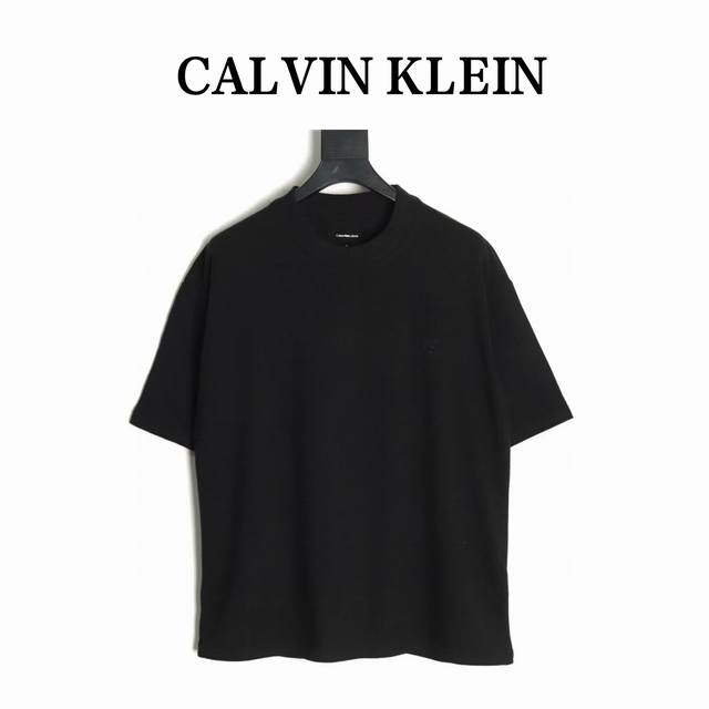 calvin Klein 25Ss Ck小刺绣背后喷墨短袖T恤 原版打版 耗时一个多月 刺绣+印花+钢印一体的工艺-莱卡面料质感非常细腻 260的高克重穿上挺括