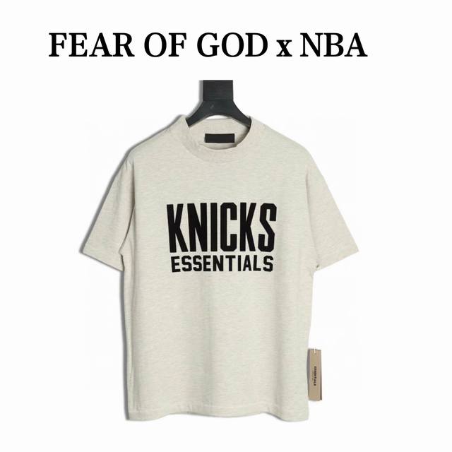 fear Of God X Nba Fog联名字母短袖T恤 面料采用21S纯棉双纱环锭纺面料 水洗后克重240G 印花为植绒印花 区别市场看图做货的垃圾货 全部