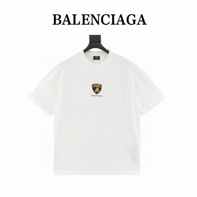balenciag 巴黎世家 兰博基尼联名刺绣Logo短袖T恤. 胸前饰有兰博基尼微标 刺绣小字母 简约百搭 版型釆用Os宽松落肩版型. 男女同款 码数 S-X