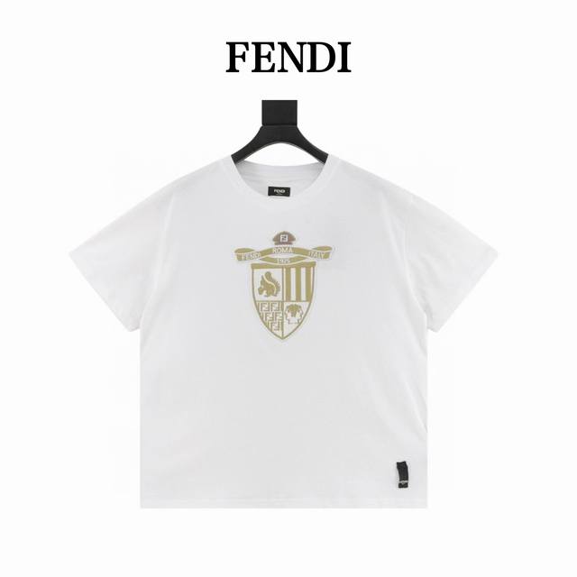 fendi 芬迪 盾牌徽标刺绣短袖 原版6,100购入开发 面料采用50支平纹双股 螺纹搭配1*1索罗娜 面料经过普洗与高温烘烫以固定衣服版型 同时面料做了爽滑