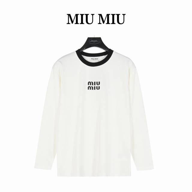 miumiu 缪缪 胸前经典字母黑色领口长袖 采用定制面料 添加杜邦公司Sorona 索罗娜 材料 亲肤性好 长效抗菌 防螨 更耐洗 棉线经过反复处理 移除劣质