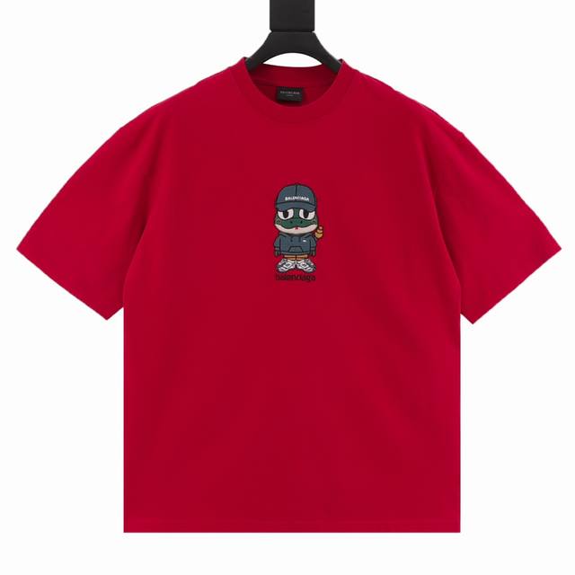 balenciag 巴黎世家蛇年定制短袖T恤. 胸前饰有刺绣卡通蛇图案刺绣小字母 搭配牛仔裤 短裤 超级时尚百搭 版型釆用Os宽松落肩版型. 男女同款 码数 S