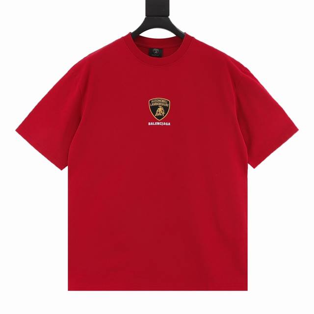 balenciag 巴黎世家 兰博基尼联名刺绣Logo短袖T恤. 胸前饰有兰博基尼微标 刺绣小字母 简约百搭 版型釆用Os宽松落肩版型. 男女同款 码数 S-X