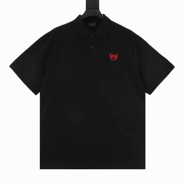 Balenciag 新款麦穗绣花polo衫 这款T恤以珠地棉为材料 翻领系扣设计 两侧开叉增加独特的艺术感 简约的红黑 白绿麦穗绣花 设计充满个性与活力 适合商