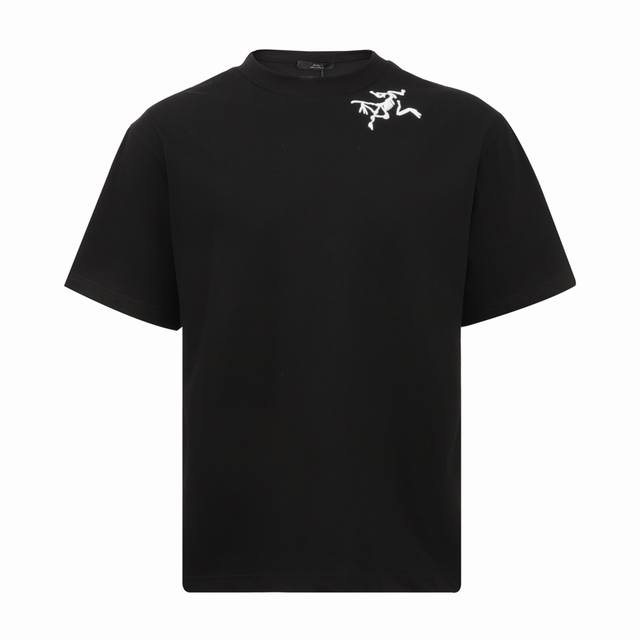 arc' Teryx 始祖鸟 领口Logo印花短袖 面料采用260克重精梳棉 定制32支1*1螺纹 成衣两遍水洗处理 面料舒适亲肤无异感 定制定染面料 纺织密度