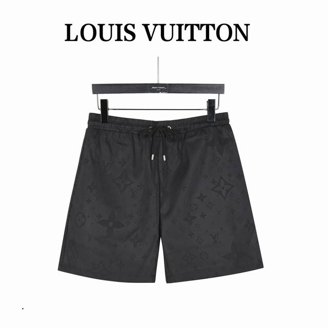 louisvuitton 路易威登 暗纹老花满印短裤 采用速干尼龙面料 网布内衬 透气轻盈 柔软舒适 全套原版定制五金辅料 细节拉满 市场上顶配版本 宽松短款