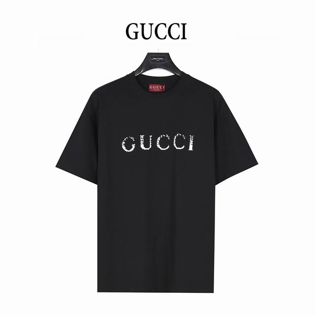 gucci 古驰 25Ss 简约Logo渐变斑驳印花短袖T恤 全新的Gg标语系列 简约清新风格 彰显出高品格的气质 采用260G精梳棉盖棉 松软细腻着身感更舒适