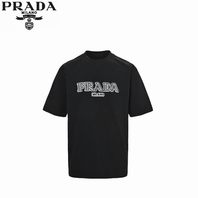 prada 普拉达 25Ss 刺绣字母后背泼墨三角标短袖 经典胸前Logo泼墨立体刺绣和后背新元素三角标斑驳印花 260G棉质布料40支双纱面料 无蚀尘毛艺工处