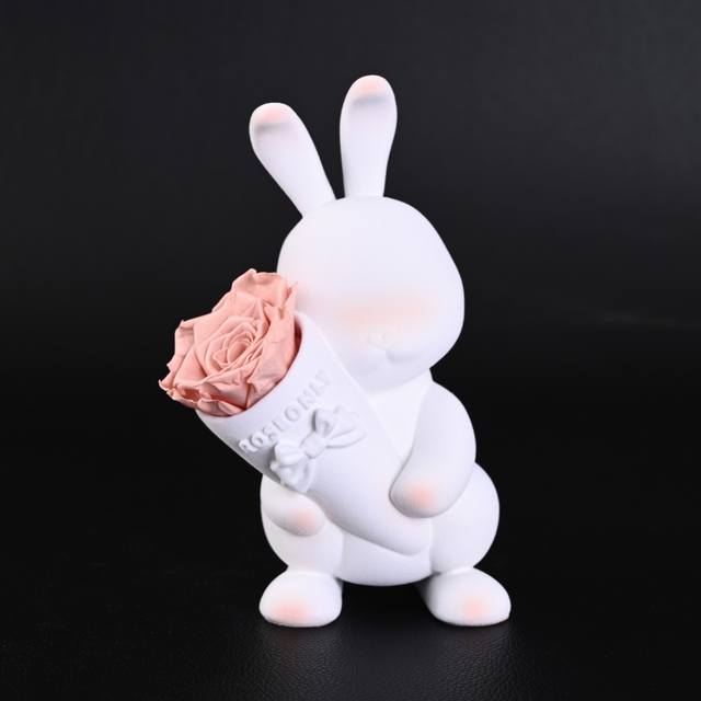 roseonly 甜心兔永生花公仔 感受温柔宠爱 延续久久浪漫 在古希腊神话中 兔子是爱与美之神阿佛罗狄忒的心爱宠物 是幸运的象征 也被女神赋予 爱情 之意 设