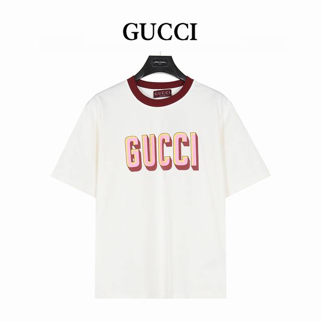 gucci 古驰 25Ss 红领及Logo撞色发泡印花短袖T恤 白色化身为新的画布 供奇思妙想施展魅力 品牌创意总监以充满缱绻画意的笔触缔就丰富多样的实用设计