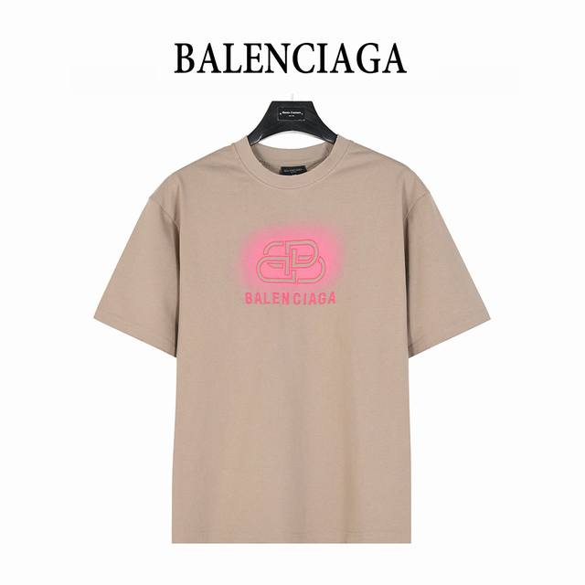 balenciaga 巴黎世家 25Ss 锁扣字母刺绣及喷墨破洞短袖T恤 复古味十足 整体设计简洁时尚 十分大气干净 采用280G纯棉面料打造 上身柔软舒适 细