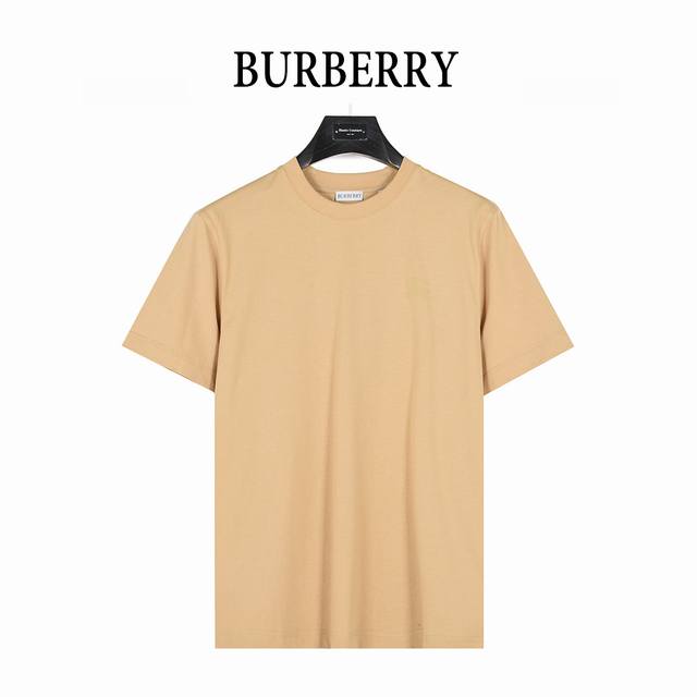 burberry 巴宝莉 25Ss 后背圆圈战马发泡印花短袖T恤 选用轻盈平织棉面料制成 呈现常规版型 背部植绒印花灵感来自 20 世纪上半叶的品牌典藏目录 融