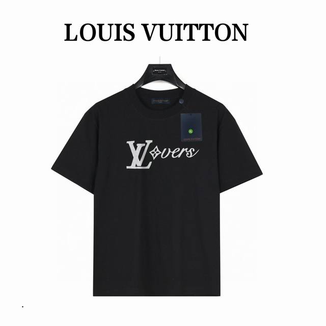 lv 胸口经典字母标短袖 款号:Lv04 黑色 240克重磅小落肩100%棉T恤 Os版型 宽松有型好搭配 采用精梳紧密赛络工艺 面料更耐磨 袖口以及下摆三排紧
