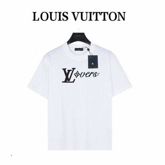 lv 胸口经典字母标 短袖T恤 款号:Lv04 白色 240克重磅小落肩100%棉T恤 Os版型 宽松有型好搭配 采用精梳紧密赛络工艺 面料更耐磨 袖口以及下摆