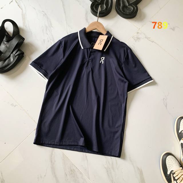 on昂跑休闲polo衫男夏季新款短袖T恤 这款On昂跑的冰丝罗马面料短袖polo衫听起来就非常高端且注重细节设计 这种面料通常具有轻盈 透气和凉爽的特性 非常适