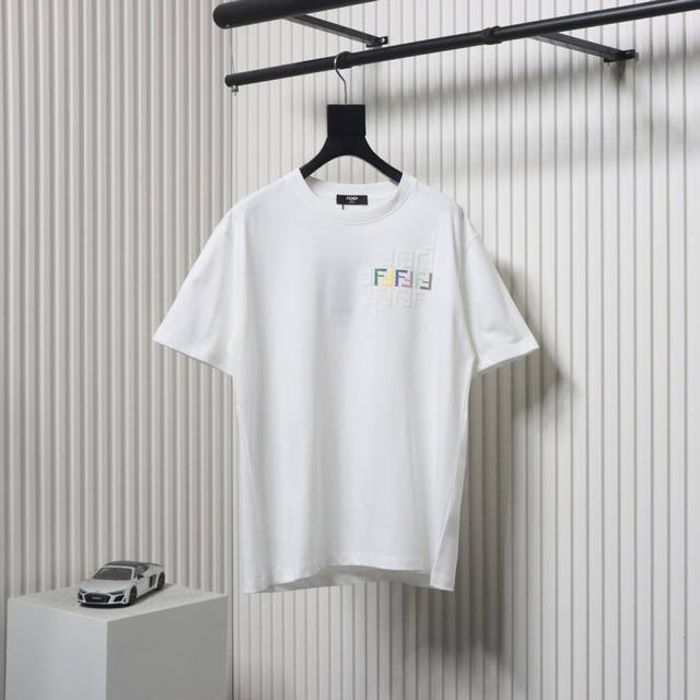 Fendi 芬迪 Ff彩色发泡印花短袖 男女同款 采用32支250G纯棉面料 布面干净 上身非常的舒服 质感区别于普通棉质面料 胸口不规则彩色发泡立体胶工艺在保