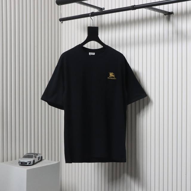Burberry 巴宝莉 25Ss 胸口金标战马刺绣短袖面料采用纯棉精梳棉面料 采用胸前金标战马刺绣 上身效果宽松休闲 百搭款 三标齐全 男女同款 Size:X