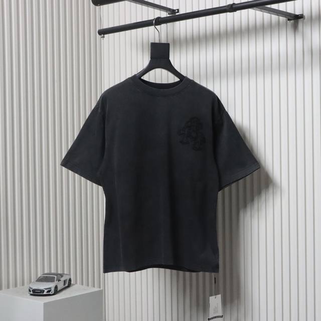 克罗心贴布刺绣短袖 面料 采用240克双纱爽滑面料 经过高温预缩处理克重高达260克 配套同缸1X1螺纹 反复水洗都不易变形 做工 定位裁剪Oversize宽松
