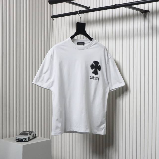 Chrome Hearts 克罗心 25Ss 喷墨十字架印花短袖 面料采用280克重精梳棉 定制32支1*1螺纹 成衣两遍水洗处理 面料舒适亲肤无异感 定制定染