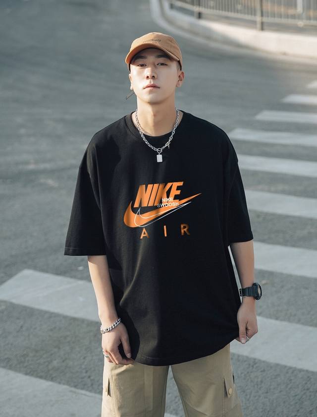 上新 标志Logo 化繁为简 Nike 耐克极简的设计转化为服装语言 就如这件基础短袖T恤 有着极其细腻的面料质感 平淡中无处不透入极简高级质感 简单 个性 品