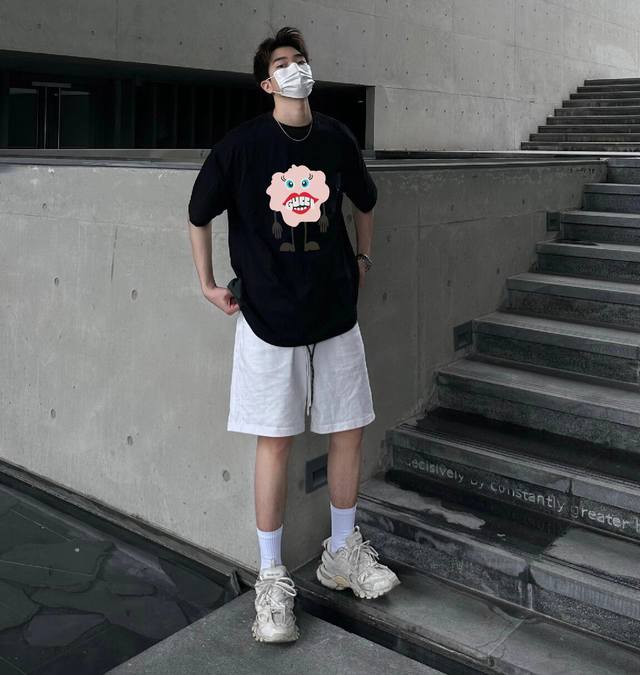 上新 Gucci古驰新款短袖T恤,卡通设计看起来满满的回忆感 版型剪裁特别有讲究 上身很洋气显瘦内搭外穿都看 高密针织圆领设计 平整简约 亲肤透爽 T恤面料的柔