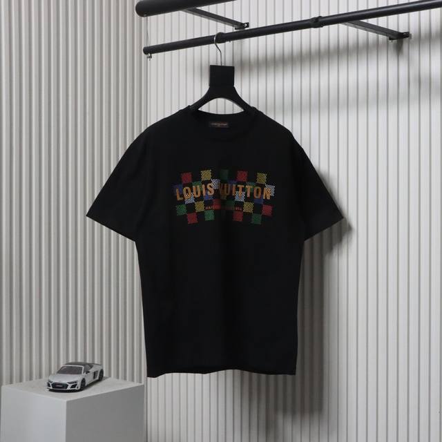 Louis Vuitton 路易威登 25Ss 彩色棋盘格字母压胶短袖定制定染双纱紧密度面料 螺纹同缸定染零色差精选棉质面料 上身舒适透气 面料松软有型 透气和