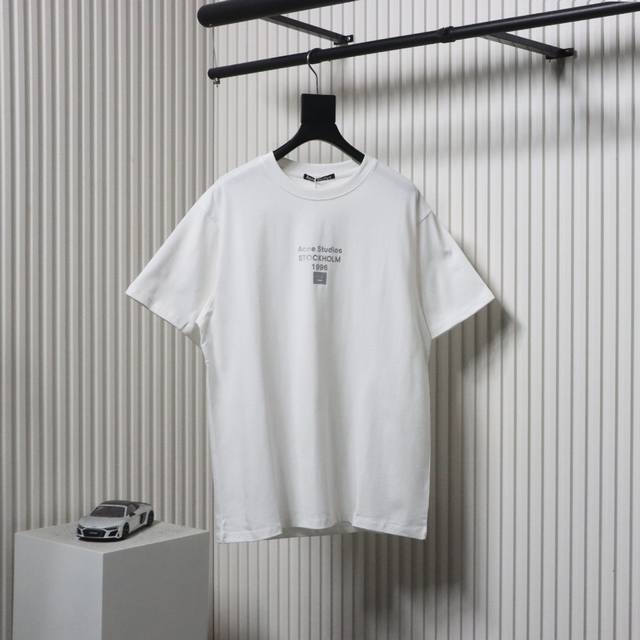 Acne Studios 25Ss 烫银笑脸字母印花短袖今年很火的一款镭射印花短袖 采用26支双纱280克重磅面料 质感柔软厚实 不易变形 经典的小Logo 镭