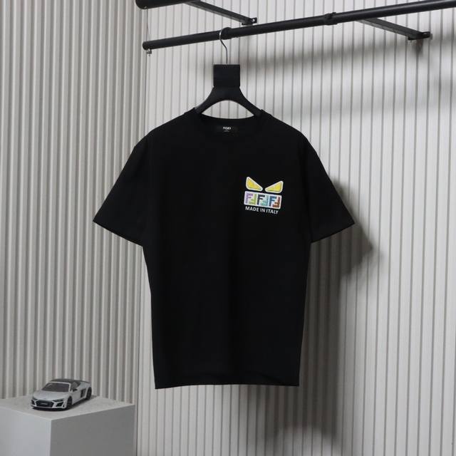 Fendi 芬迪 25Ss 植绒眼睛字母印花短袖特殊立裁工艺 上身线条流畅 不管偏胖或是胖瘦的身材 都能最大程度的得到修饰 胸口饰有小怪兽加上芬迪Ff标识 上身
