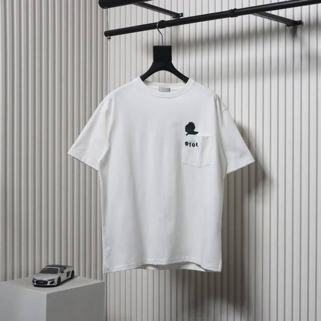 Dior 迪奥 24Ss 口袋小恐龙刺绣短袖 定制1:1原版20支双纱赛尔棉配套32支双纱罗纹面料 衣身多处皆由纯人工规律性定位磨破 做工繁琐复杂 人工定位车贴
