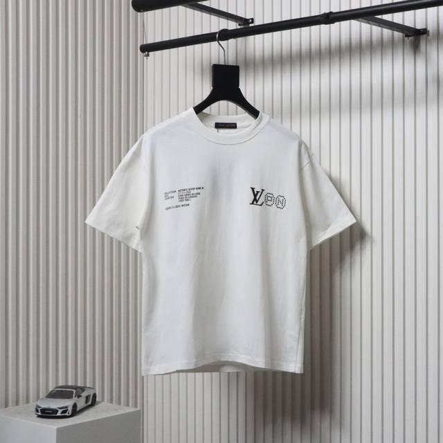 Louis Vuitton 路易威登 Lv 25Ss 铆钉字母短袖T恤面料采用定制240G 26支特滑双股精棉平纹高密无尘全棉布料 前幅高密度加厚 走线平整 代