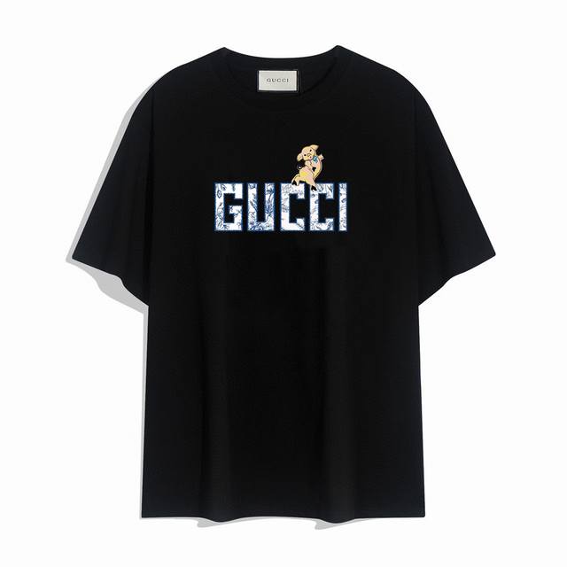 Gucci小猪字母印花短袖T恤,设计看起来满满的高街范儿 版型剪裁特别有讲究 上身很洋气显瘦内搭外穿都看高密针织圆领设计 平整简约 亲肤透爽 T恤面料的柔软性舒