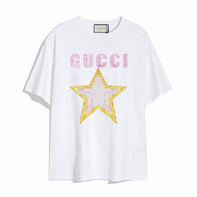 Gucci新款五角星短袖T恤,设计看起来满满的高街范儿 版型剪裁特别有讲究 上身很洋气显瘦内搭外穿都看高密针织圆领设计 平整简约 亲肤透爽 T恤面料的柔软性舒适