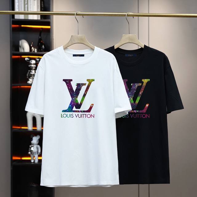 Lv路易新款情侣基础休闲T恤圆领短袖简约百搭款 作为备受潮人喜爱的百搭单品 甄选精梳棉面料 舒适透气有型 基础百搭版型 不挑身材年龄 新款配色超级美腻 上身很赞