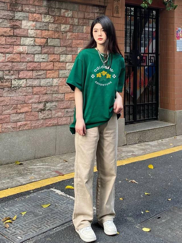 上新 Adidas 阿迪达斯官网同步新款上架 极简的设计转化为服装语言 就如这件基础短袖T恤 有着极其细腻的面料质感 平淡中无处不透入极简高级质感 简单 个性
