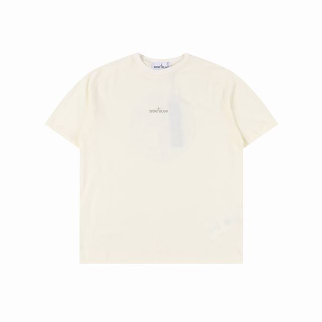 stone Island 石头岛 反光罗盘徽标 Logo印花短袖T恤 面料是这件T恤的灵魂所在 选用高品质的纯棉面料 不仅触感柔软 贴近肌肤时毫无刺痒感 还具备