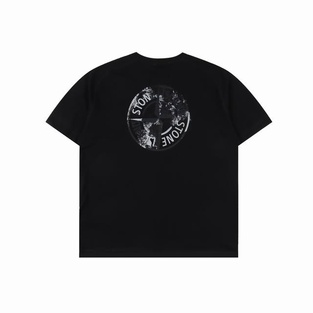 stoneisland石头岛 反光罗盘徽标Logo印花短袖T恤 面料是这件T恤的灵魂所在 选用高品质的纯棉面料 不仅触感柔软 贴近肌肤时毫无刺痒感 还具备卓越的
