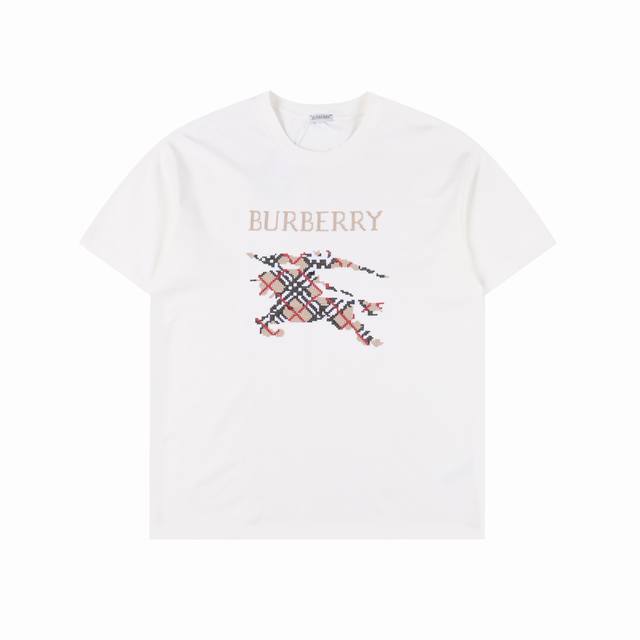 burberry 巴宝莉 格子战马圆领短袖 采用15S精棉平纹 G 搭配 32S双纱拉架螺纹 300G 精棉面料通常具有较好的吸湿性 透气性 耐磨性 同时也比较