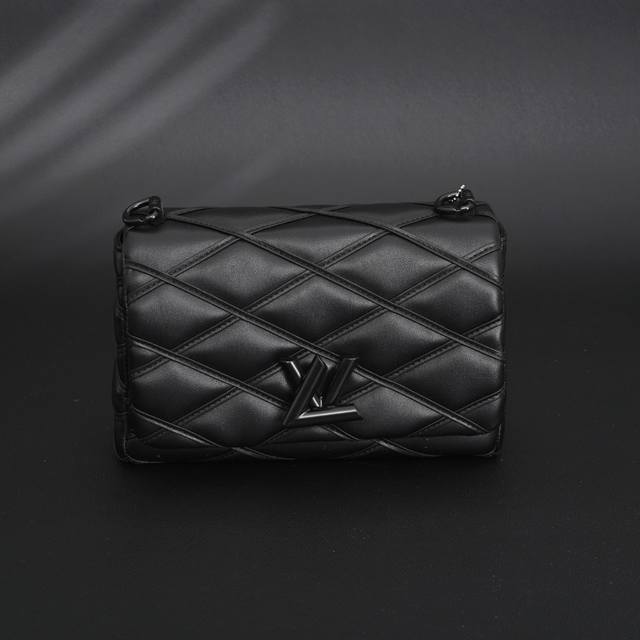 louis Vuitton Lv Go-14 Mm中号手提包链条单肩包M22891 本款 Go-14 中号手袋取材华美羊皮革 以绗缝图案致敬品牌传统行李箱设计