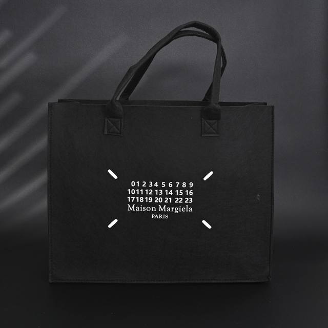maison Margiela马吉拉Mm6 比利时限定托特包 采用 Ghm进口毛毡 一体烧毛工艺 整包重量仅300G 解放肩膀和双手 印花菲林板刮了4次 与整体