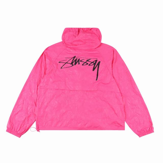 stussy 斯图西复古 褶皱纹外套防晒拉链连帽夹克皮肤衣 软壳面料夹克采用Majotech超轻再生尼龙制成 具有久抗皱效果 左胸和后背印有Stussy光滑商标