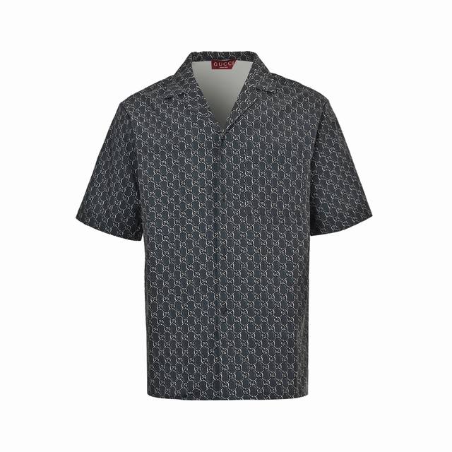 gucci 古驰 25Ss 满印老花短袖衬衫 作为Gucci Lido系列的一部分 这件单品从意大利海岸的夏日风情和海滩俱乐部汲取灵感 这款常规版型衬衫以灰色和