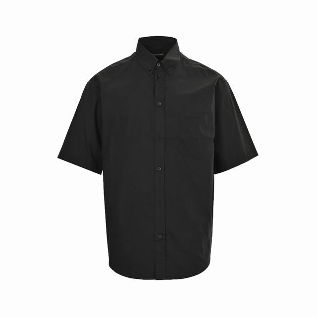 balenciaga 巴黎世家 25Ss 后背红胶带短袖衬衫 巴黎世家2025春夏系列又双叒叕放大招了 这件红色签字胶带短袖衬衫 简直就是 叛逆与优雅 的教科书
