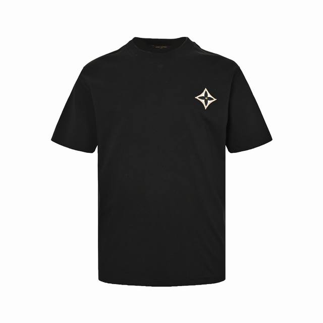 louis Vuitton 路易威登 24Ss 老花四叶草刺绣短袖 胸前高密立体刺绣Logo 原版1:1针织纯棉280克重面料 同色定制色织色染高密度螺纹 采用