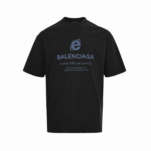 balenciaga 巴黎世家 25Ss 字母印花短袖 当代码美学跃上高定衣橱 Balenciaga Epoch Tee 的数字诗意 在数据洪流与复古情结碰撞的