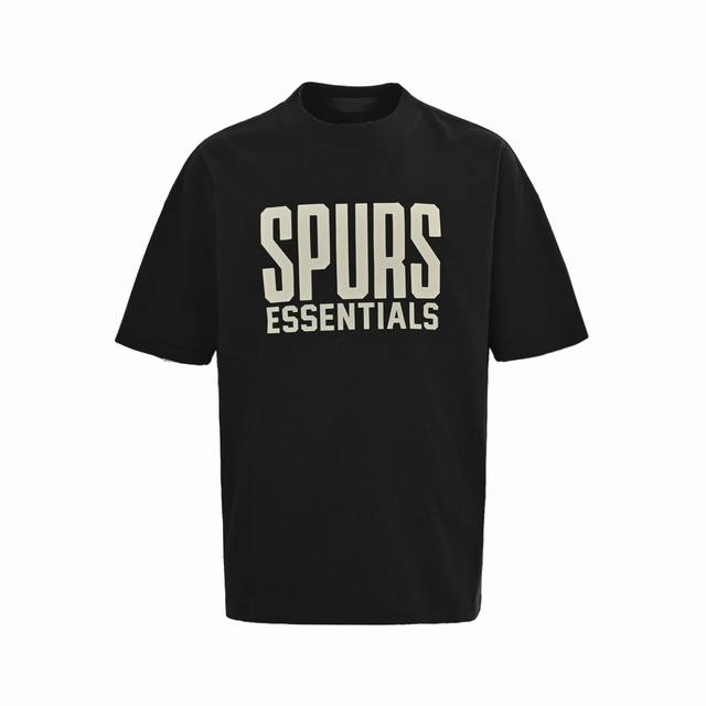 fear Of God & Nba 联名款球队队名压胶印花短袖 面料采用21S纯棉双纱环锭纺面料 水洗后克重240G 印花为植绒印花 区别市场看图做货的垃圾货