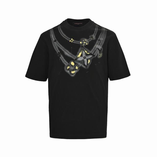 louis Vuitton 路易威登 25Ss 老花吊坠项链印花短袖 面料采用280克重精梳棉 定制32支1*1螺纹 成衣两遍水洗处理 面料舒适亲肤无异感 定制