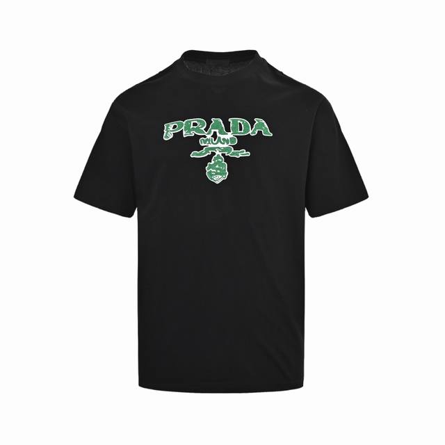 prada 普拉达 25Ss 绿色字母Logo印花短袖 胸前用涂鸦形象展现经典三角Logo 采用260G棉质布料40支双纱面料 纺织密度高 垂感佳 不易变形 厚
