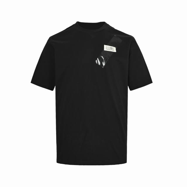 maison Margiela 马吉拉 25Ss 胶带数字标短袖 定织200G M2精梳棉 经过双重气流梳理 剔除短纤维杂质 确保面料在夏季穿着时兼具透气性与挺